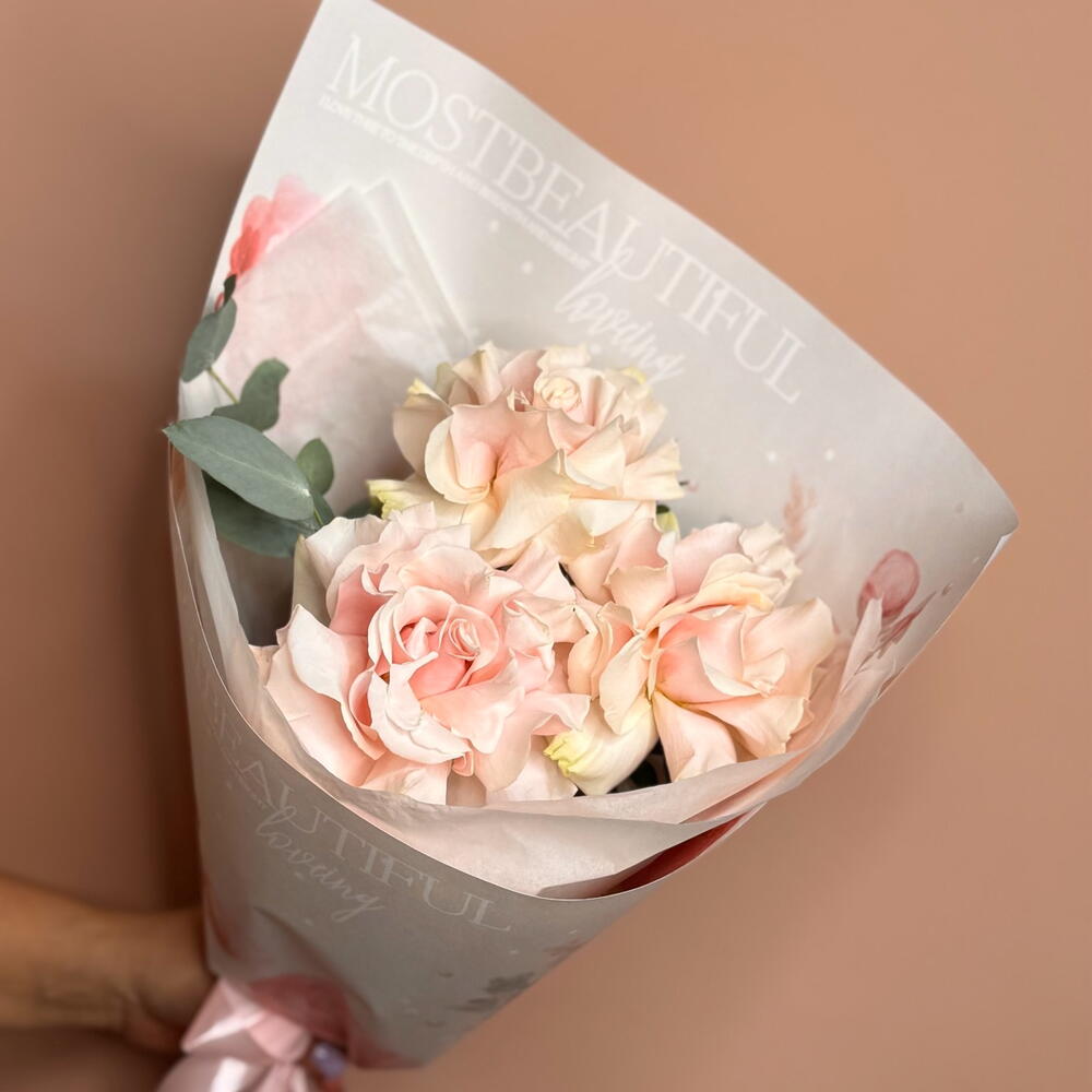 3 нежные французские розы с веткой эвкалипта