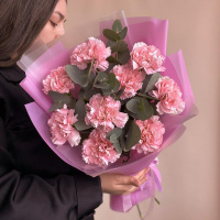 Букет_9 розовых гвоздик с эвкалиптом Букет_9 розовых гвоздик с эвкалиптом