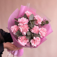 Букет_9 розовых гвоздик с эвкалиптом Букет_9 розовых гвоздик с эвкалиптом