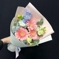 Розовые герберы и дельфиниум Розовые герберы и дельфиниум