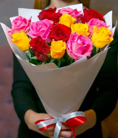 15 разноцветных кенийских роз