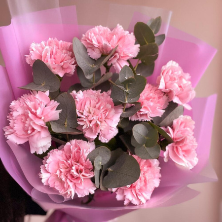 Букет_9 розовых гвоздик с эвкалиптом