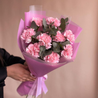 Букет_9 розовых гвоздик с эвкалиптом Букет_9 розовых гвоздик с эвкалиптом