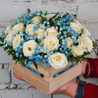 Букет_Кустовые розы с голубой гипсофилой в ящике Букет_Кустовые розы с голубой гипсофилой в ящике