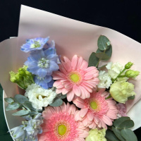 Букет_Розовые герберы и дельфиниум Букет_Розовые герберы и дельфиниум